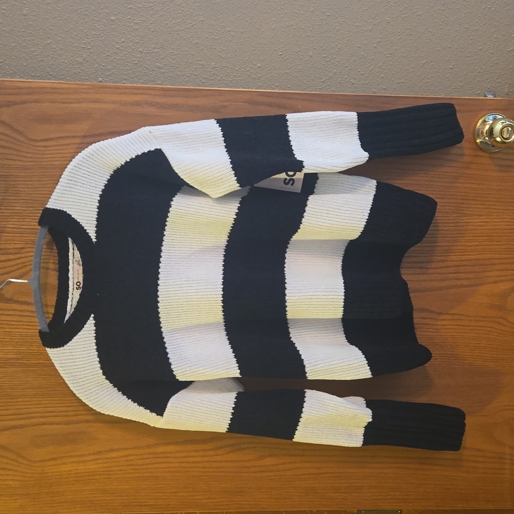 SO Chenille Crew Neck Black and White Sweater, Medium.